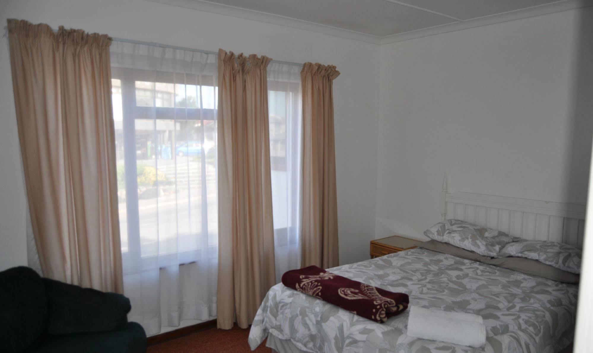 Backpacker Apartments Плеттенберг-Бей Екстер'єр фото